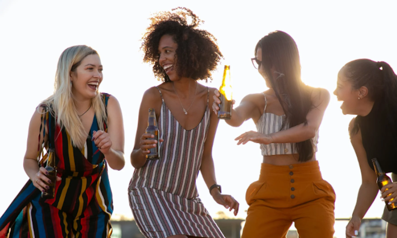 Vrouwen genieten van bier en dansen / Foto: Pexels.com Vrouwen genieten van bier en dansen